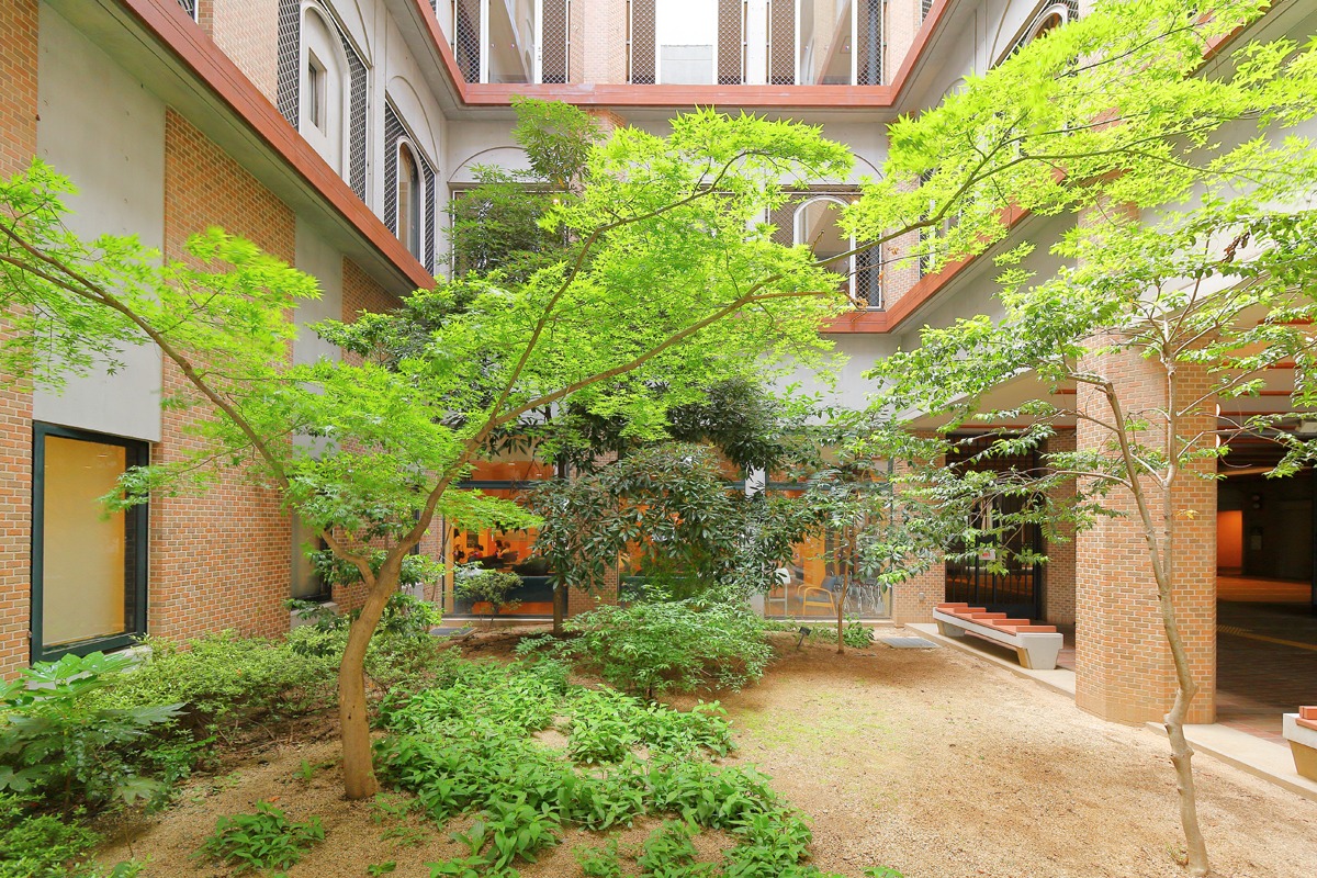 地方独立行政法人 岡山県精神科医療センター - 正面ゲート横ライトコート