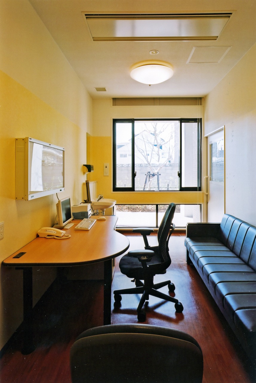 地方独立行政法人 岡山県精神科医療センター - 1階診察室