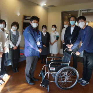 ヤクルト『愛の車いす』が寄贈されました - 地方独立行政法人 岡山県精神科医療センター